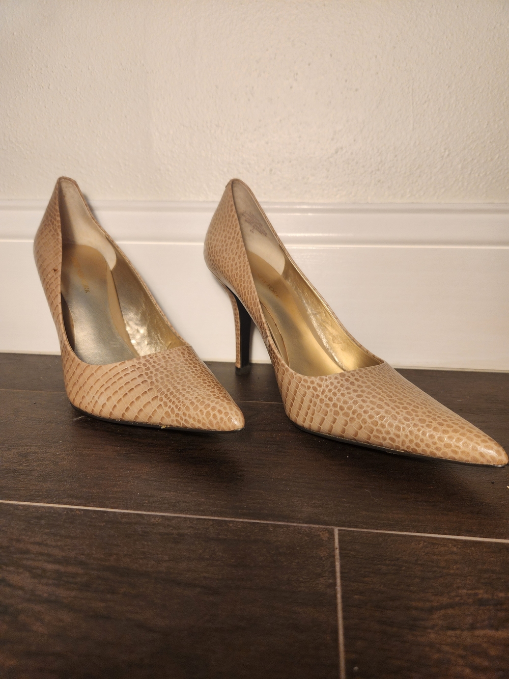 Jones New York Textured (Faux Croc look) Pointed Toe Heels - Size 6